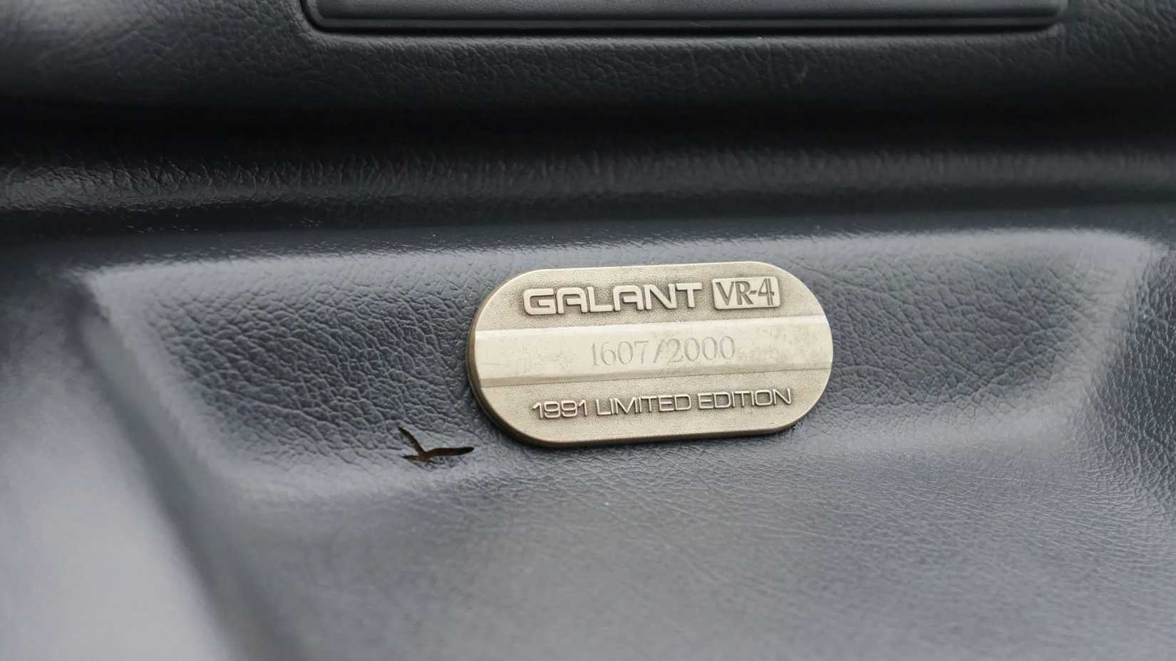 Distintivo Mitsubishi Galant VR4 de 1991