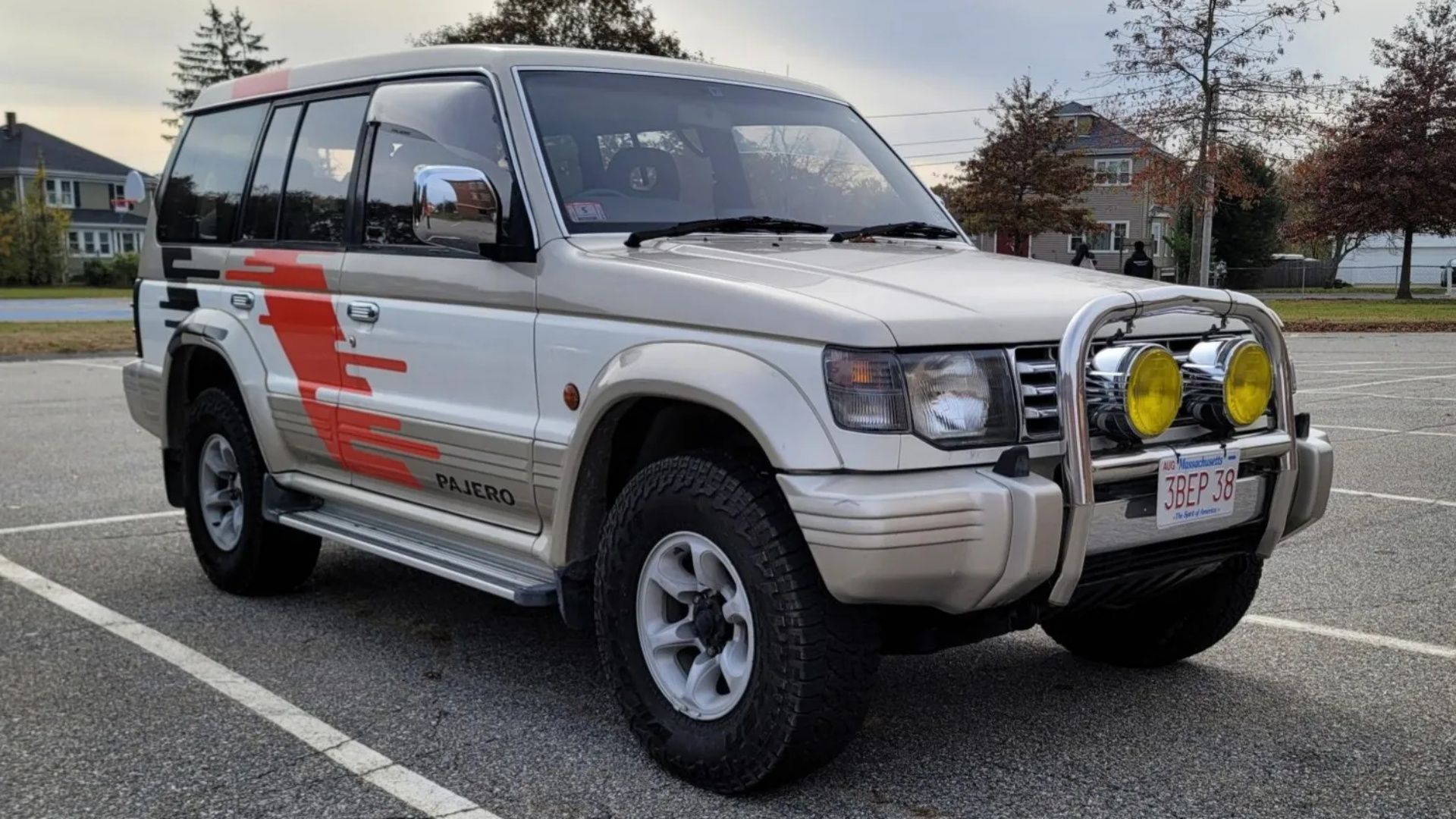 1993 Mitsubishi Pajero Xceed Front 3/4 Shot