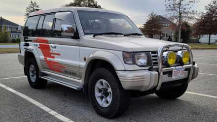 1993 Mitsubishi Pajero Xceed Front 3/4 Shot