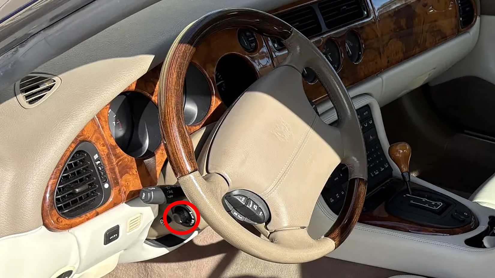 Destaque do seletor de direção hidráulica conversível Jaguar XK8 2002