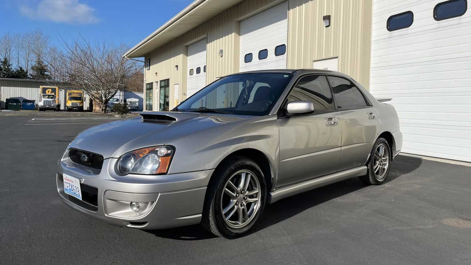 2005 Subaru Impreza WRX frente 3/4 tiro estacionado em frente à garagem