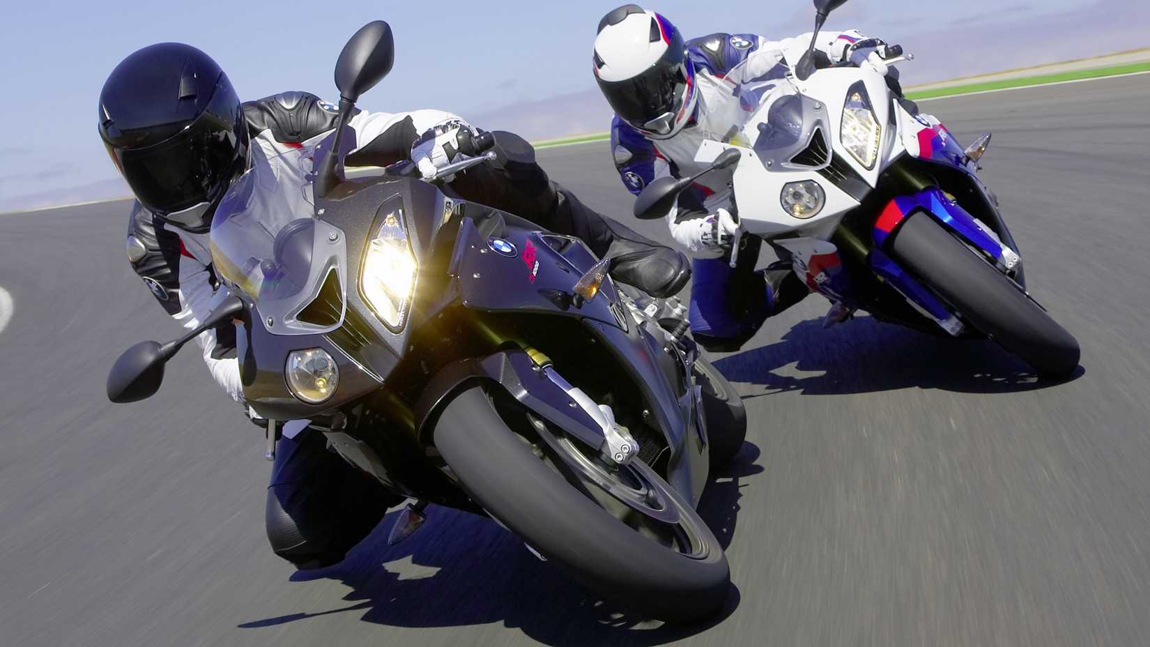 Dois BMW S 1000 RR 2009 fazendo uma curva na pista