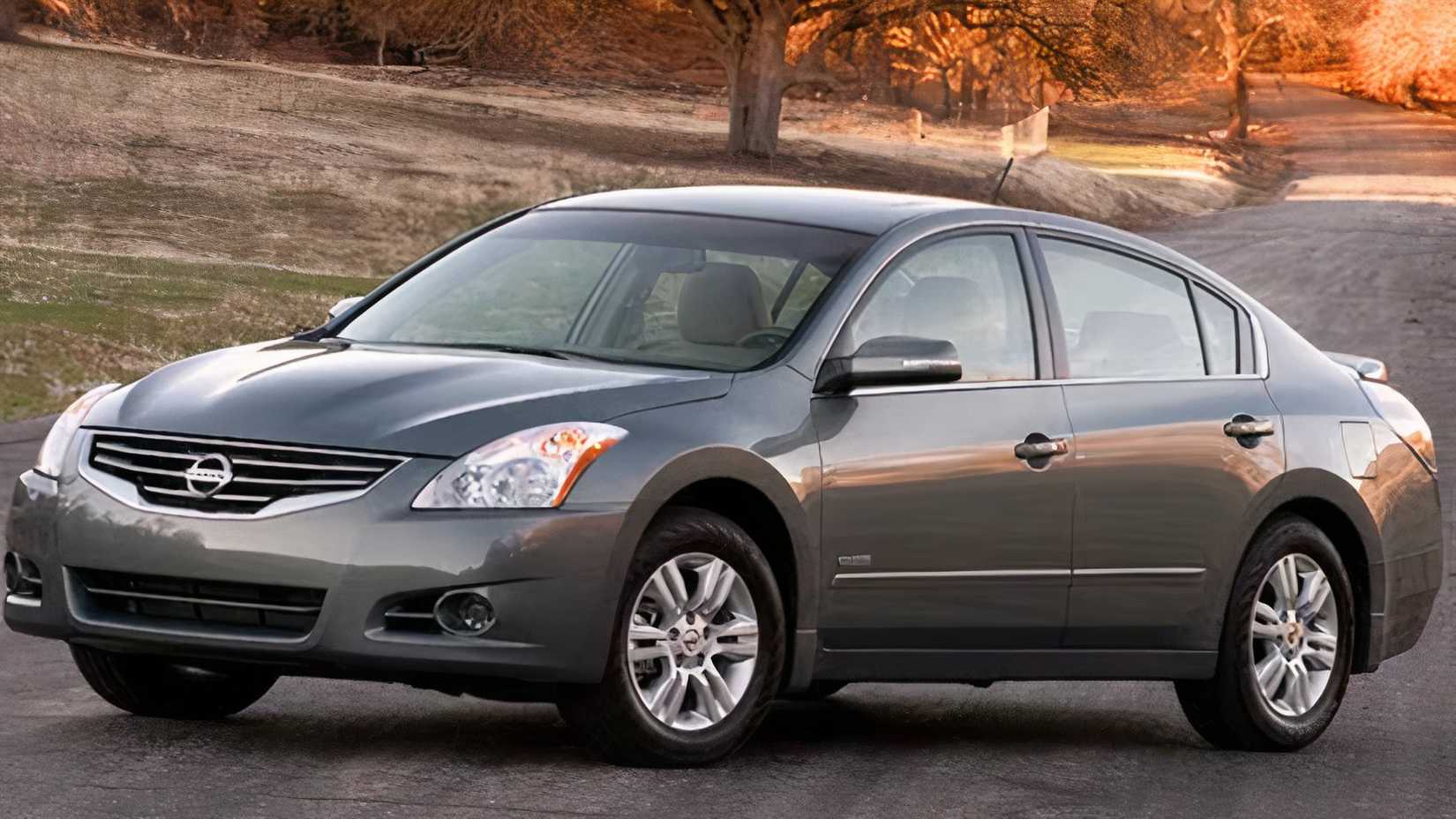 2011 Nissan Altima 3.5 SR front shot parked on the road