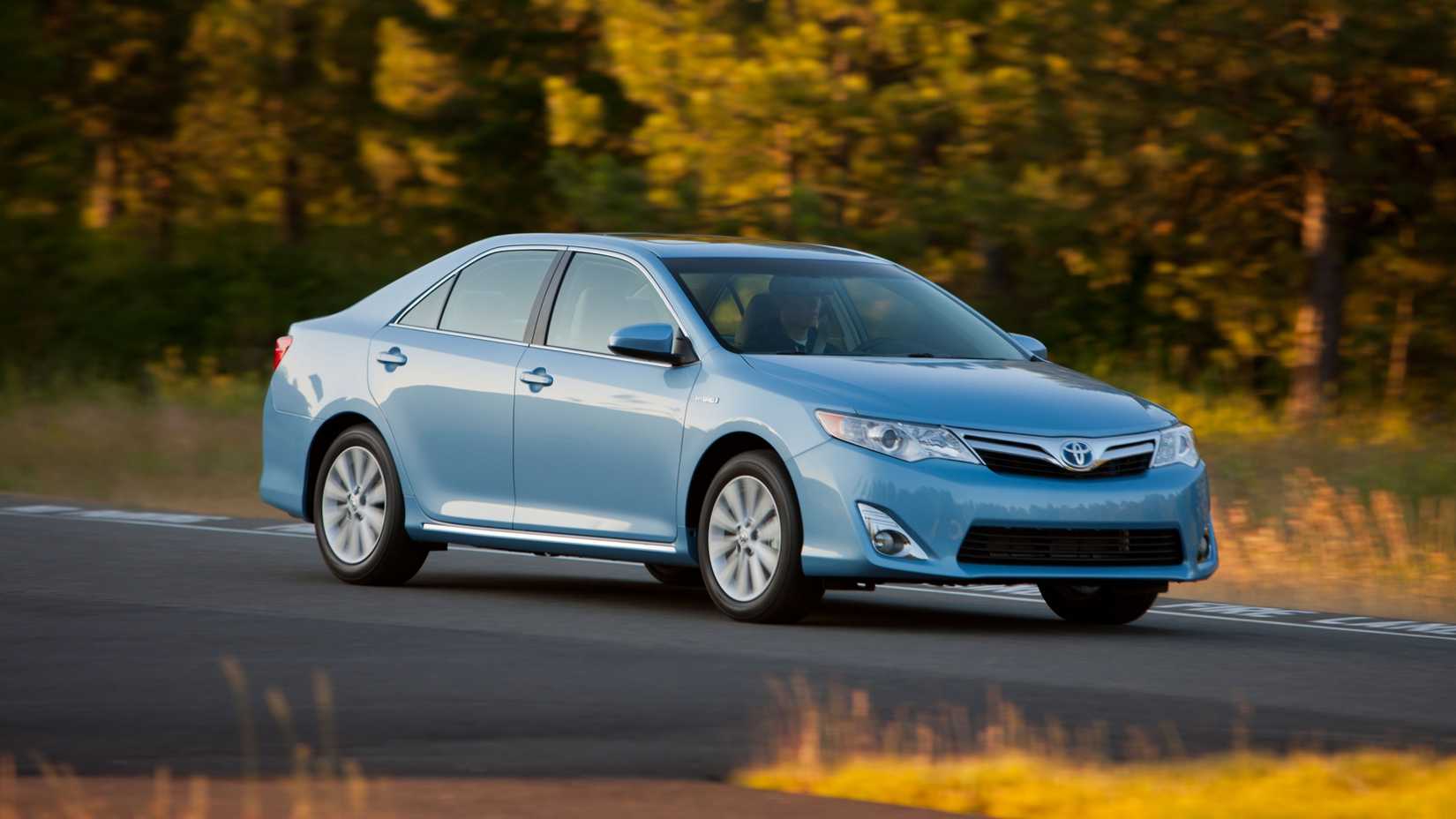 2012 -- 2014 Toyota Camry Hybrid Front Three-Quarter Driving