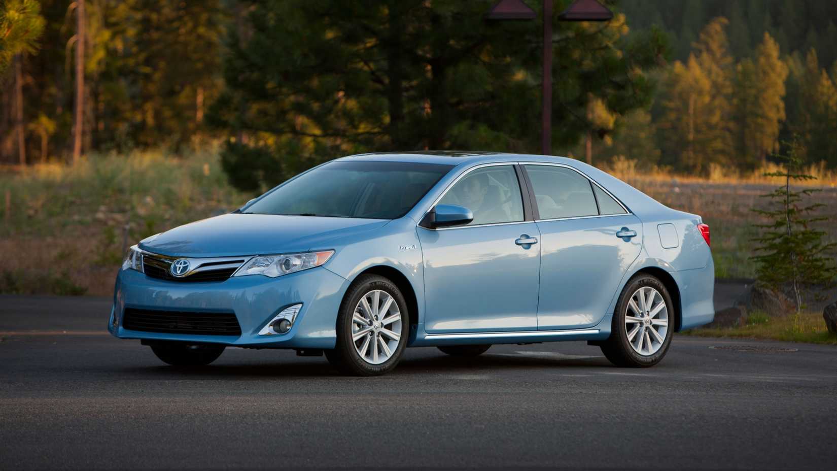 2012 -- 2014 Toyota Camry Hybrid Front Three-Quarter