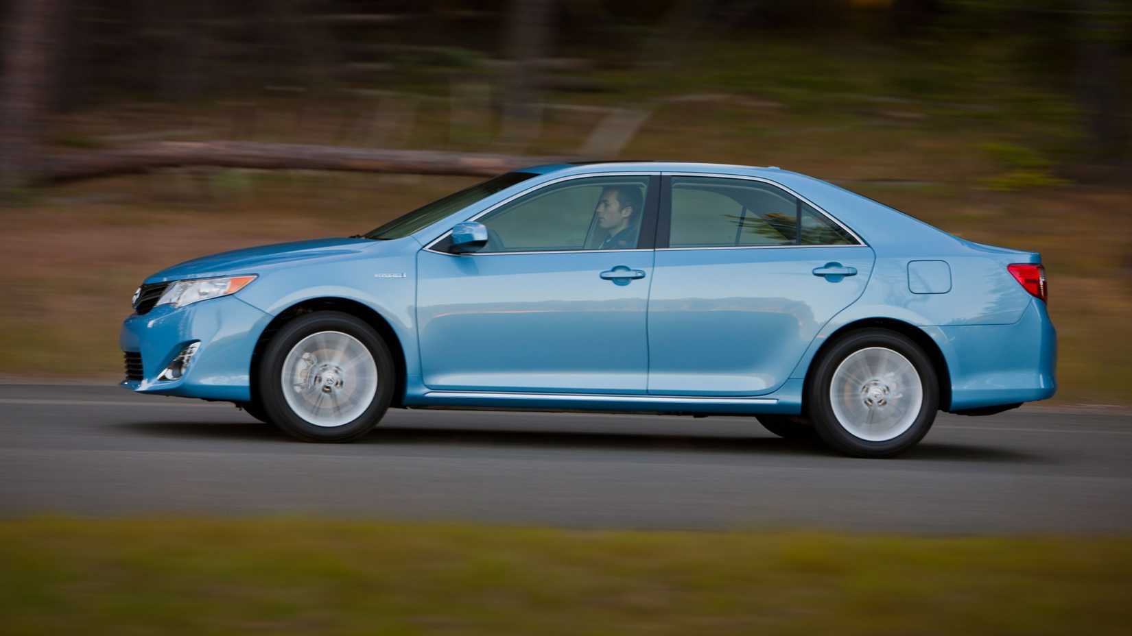 2012 -- 2014 Toyota Camry Hybrid Profile Driving