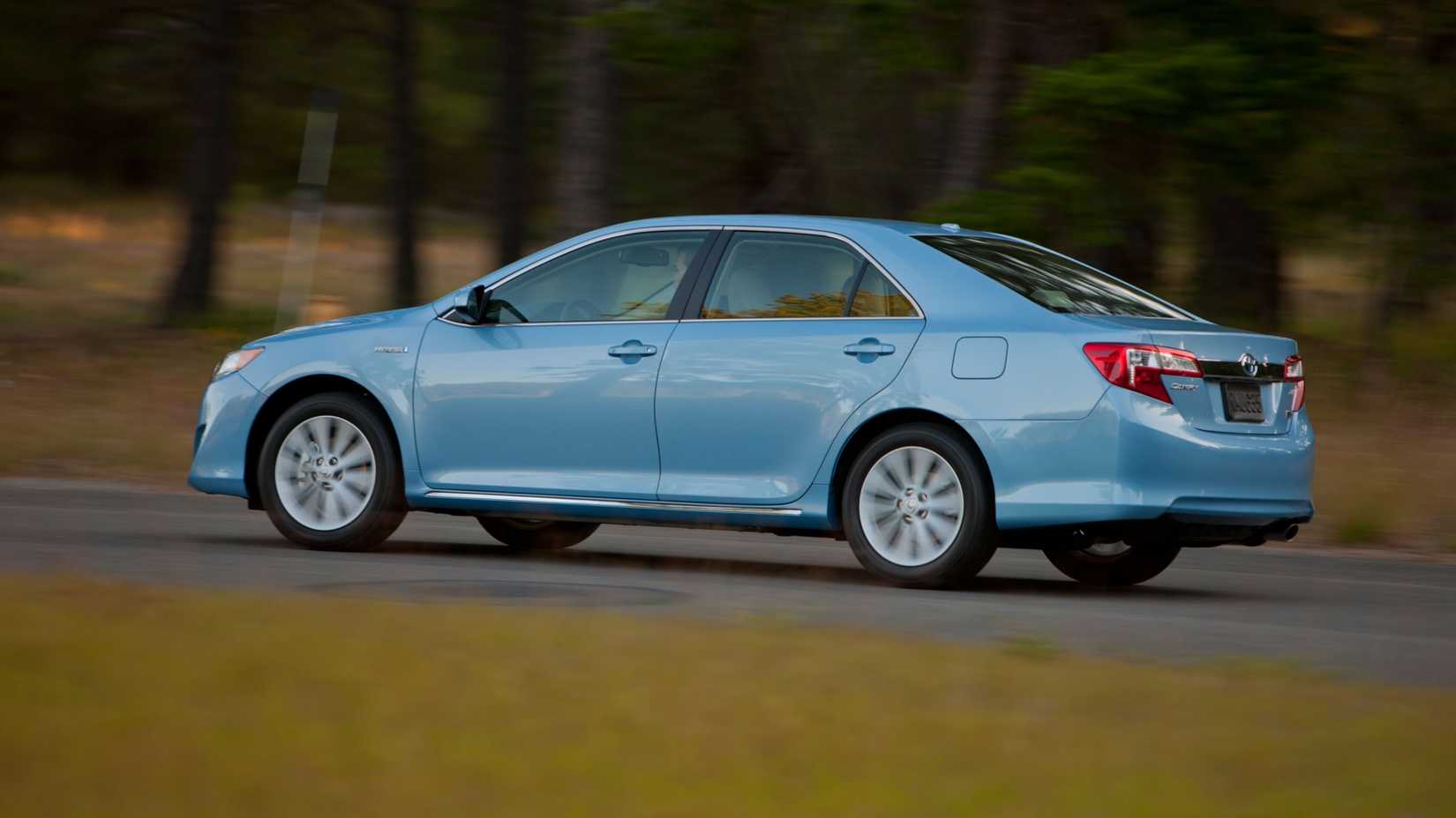 2012 -- 2014 Toyota Camry Hybrid Rear Three-Quarter Driving