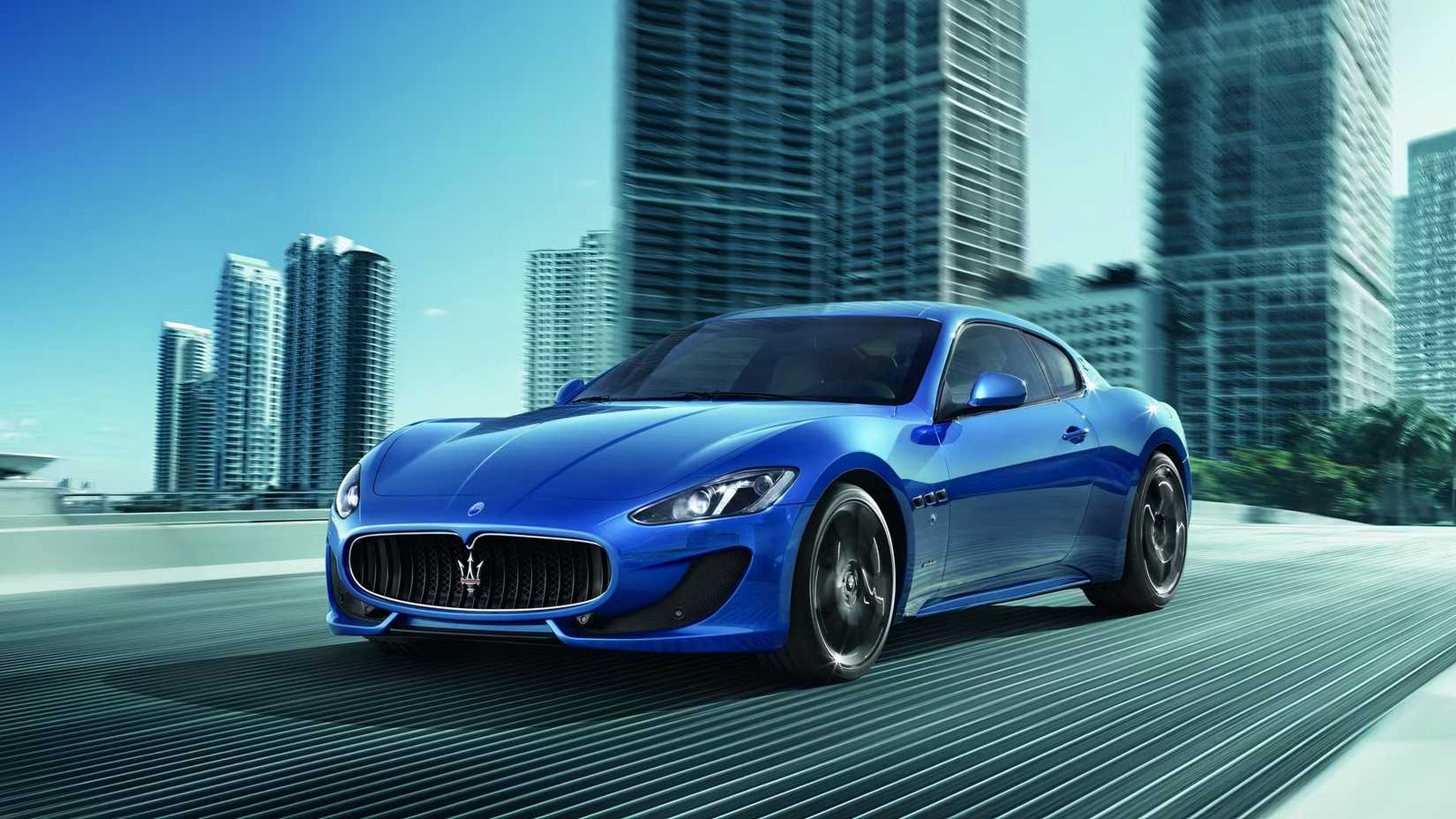 2013 Maserati Granturismo Sport frente 3/4 tiro dirigindo pela cidade
