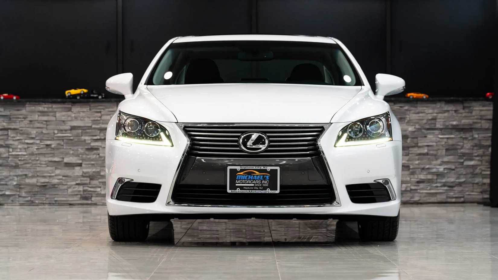 White 2014 Lexus LS460 (3)