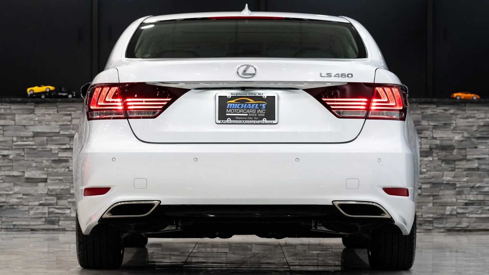 White 2014 Lexus LS460 (6)