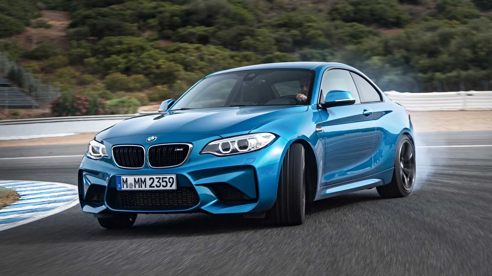 Foto frontal do BMW M2 2016 em azul sendo conduzido na pista