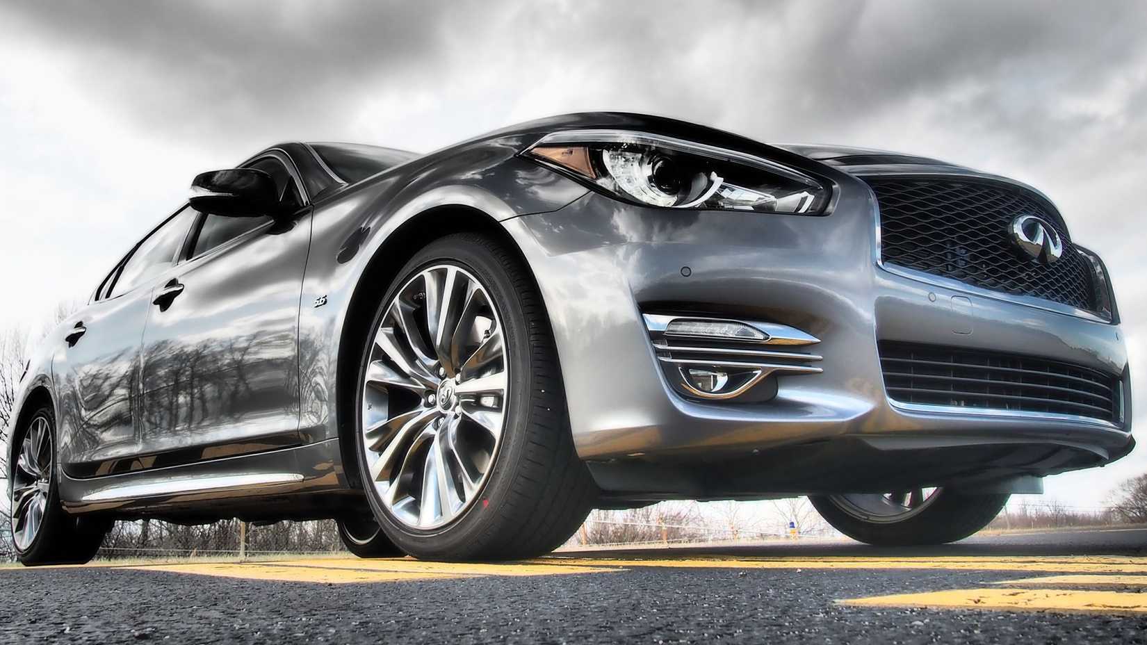 Cinza 2017 Infiniti Q70 frontal 3/4 tiro estacionado
