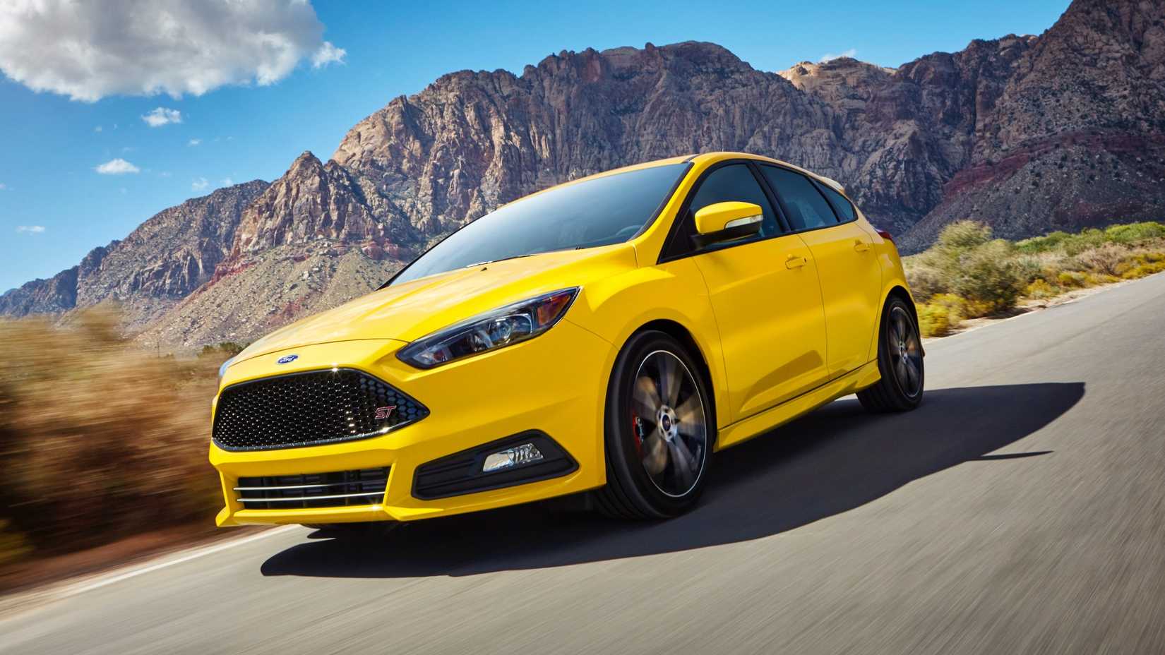 Vista frontal em ângulo do Ford Focus ST 2018