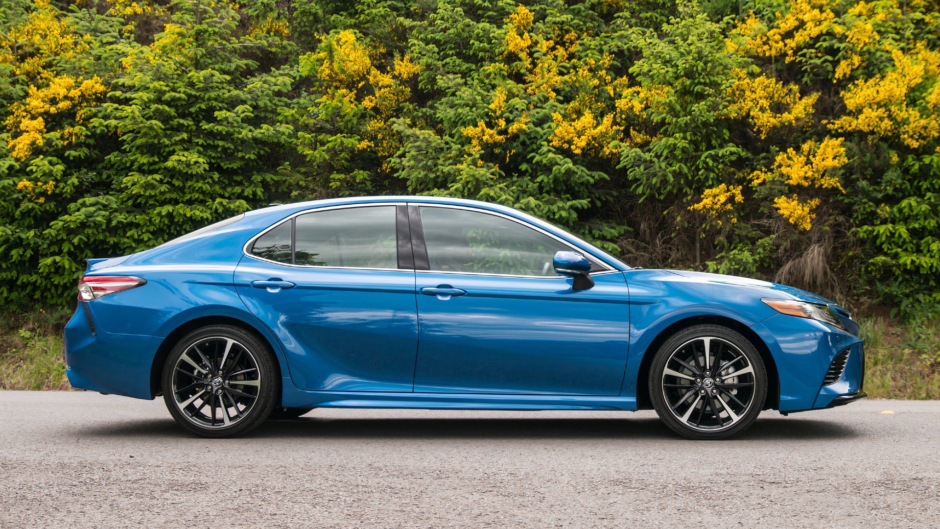 Foto de perfil lateral de um Toyota Camry XSE 2018 azul