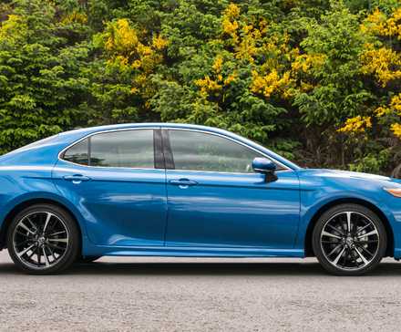 Foto de perfil lateral de um Toyota Camry XSE 2018 azul