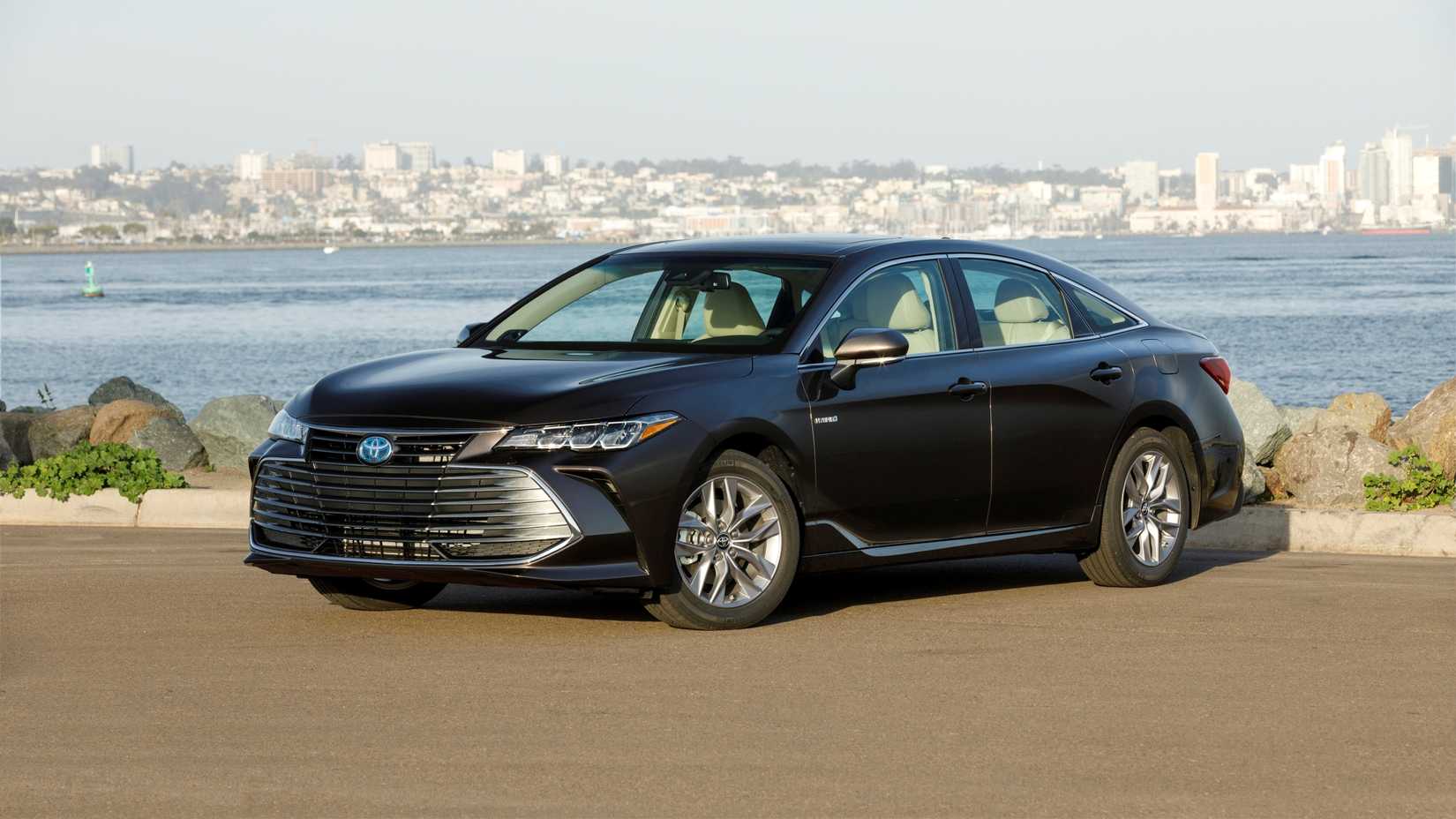 2019 Toyota Avalon Hybrid XLE Front Three-Quarter