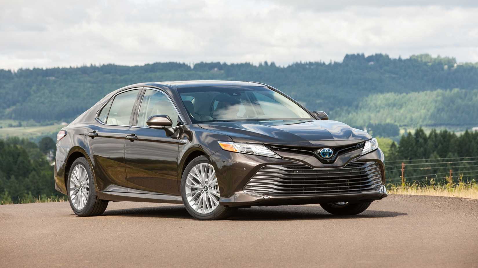 2019 Toyota Camry Hybrid Front Three-Quarter 03