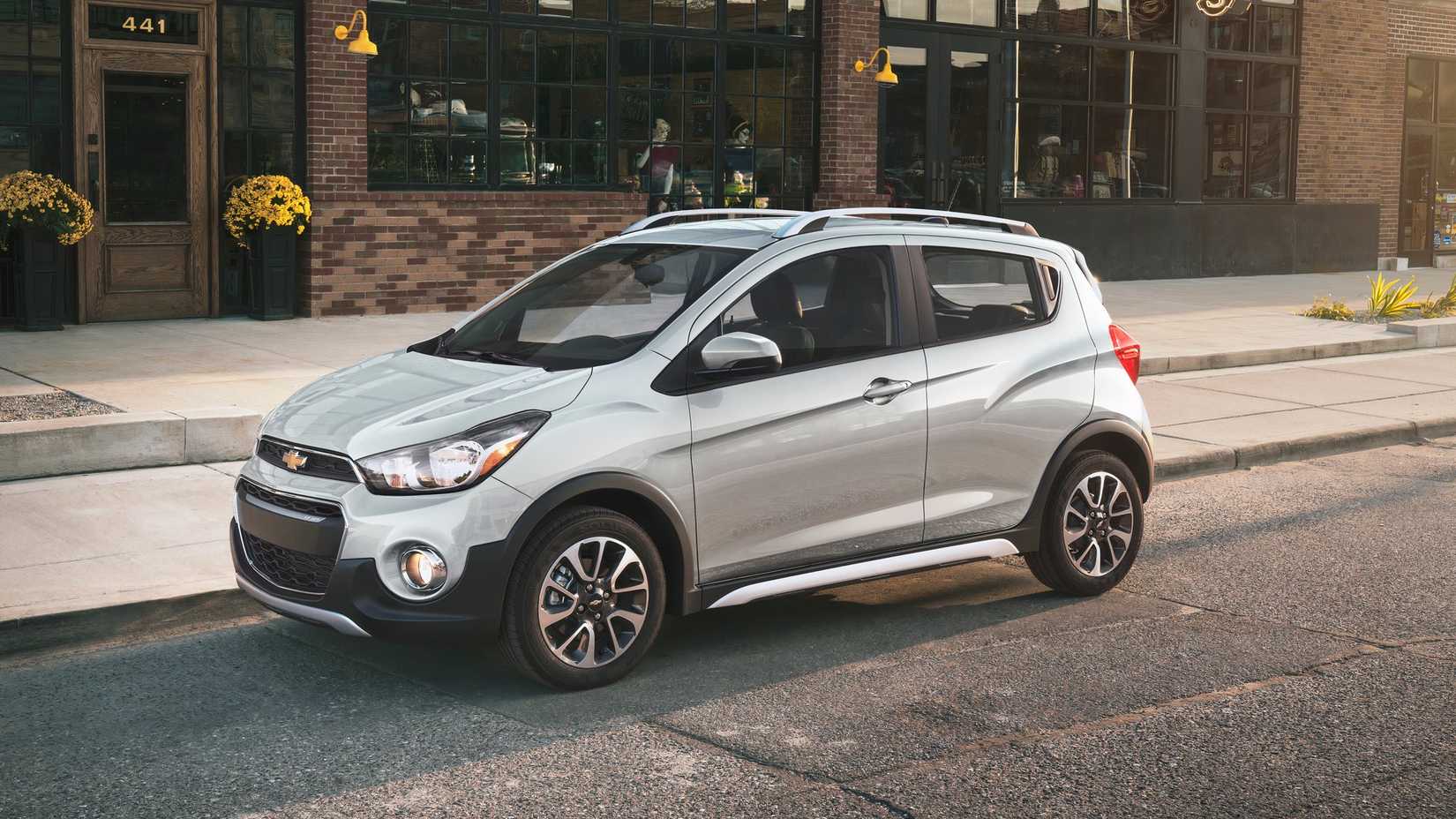 Um Chevrolet Spark 2021 estacionado na beira da estrada
