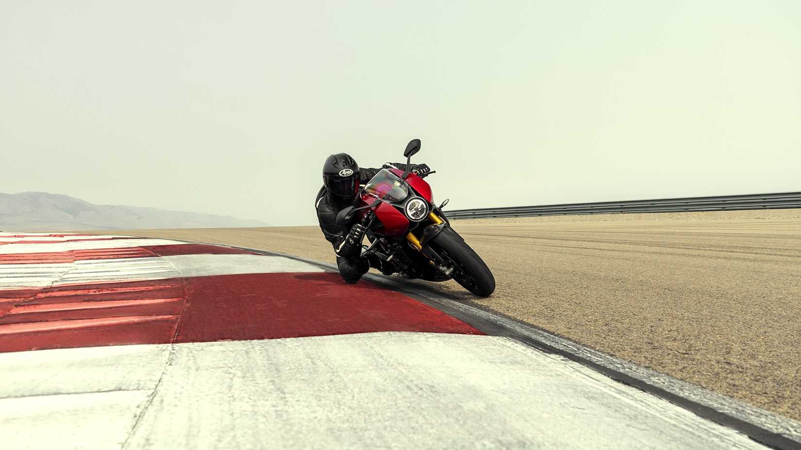 2022 Triumph Speed Triple 1200 RR Knee Down em uma pista de corrida