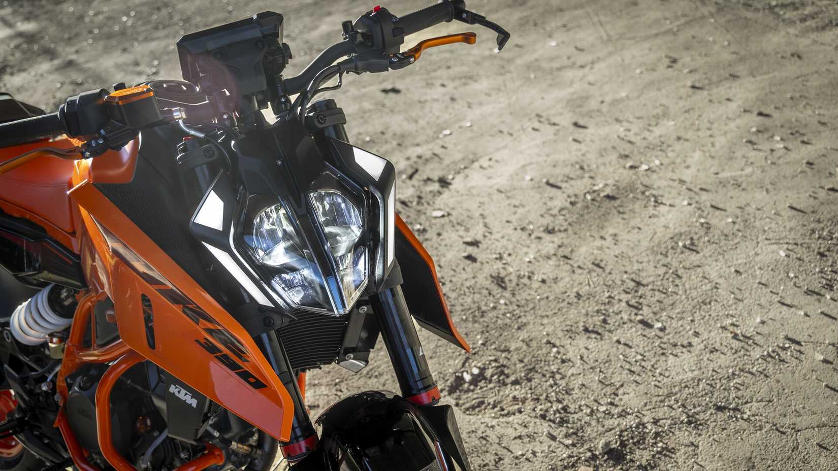 Close do farol KTM 390 Duke 2024