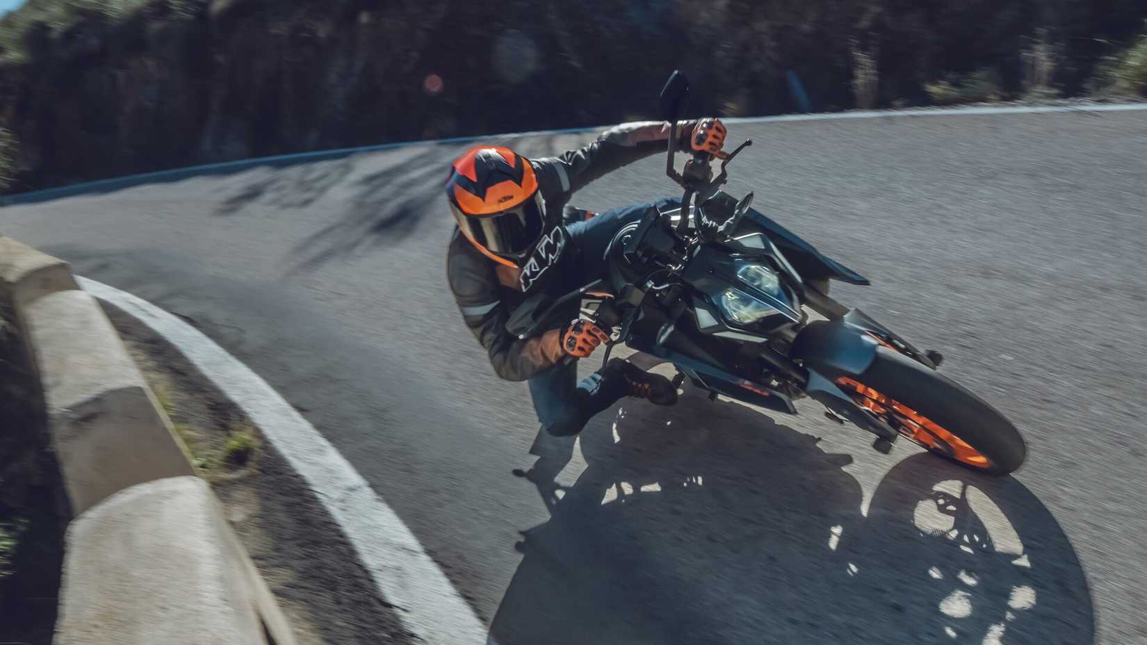 2024 KTM 390 Duke inclinado na curva