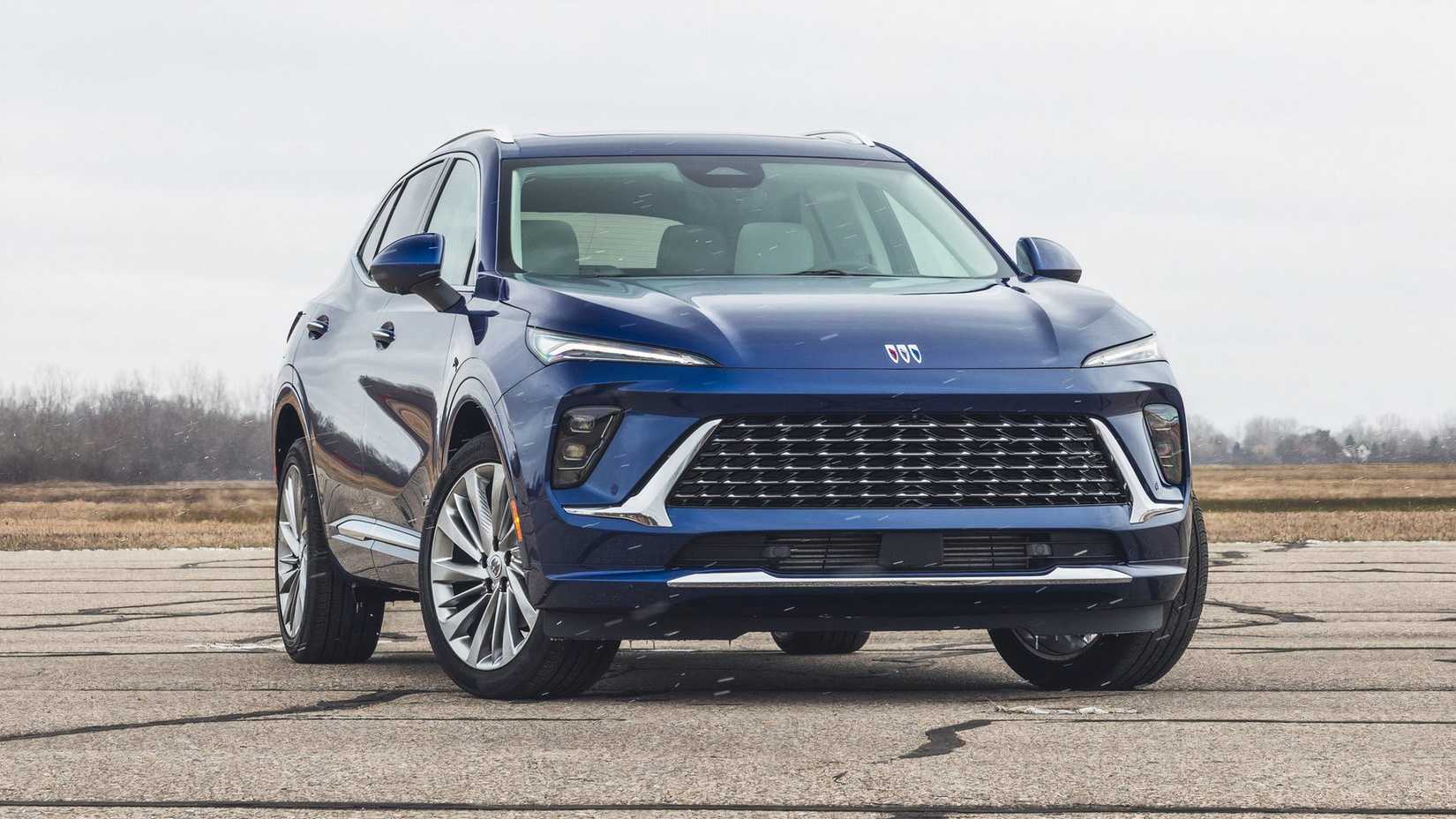 Foto frontal de um Buick Envision 2025 estacionado na estrada