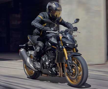 Honda CB1000 Hornet SP acelerando na frente do terceiro quarto