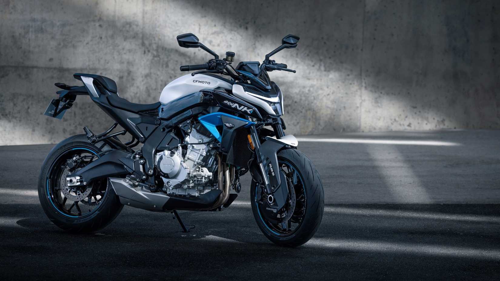 2025 CFMoto 675NK Glacier White estacionado em uma garagem