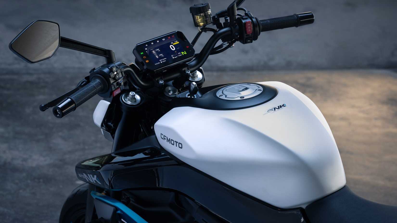 Closeup da cabine do CFMoto 675NK 2025