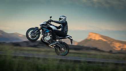 2025 CFMoto 675NK Wheelie na estrada