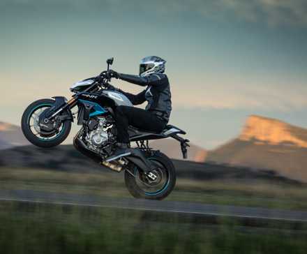 2025 CFMoto 675NK Wheelie na estrada