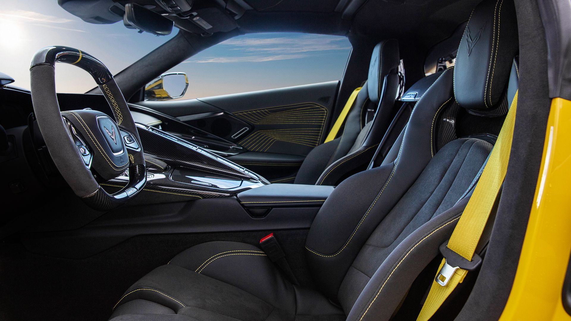 Foto do interior do Chevrolet Corvette ZR1 2025 mostrando os bancos dianteiros