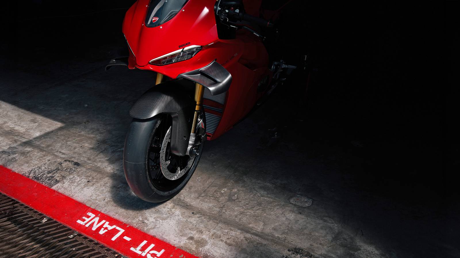 Una Ducati Panigale V4 in pista con accessori, mostra il design e la potenza di un'auto sportiva