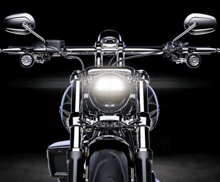 Detalhe de close-up frontal da Harley-Davidson Breakout 2025