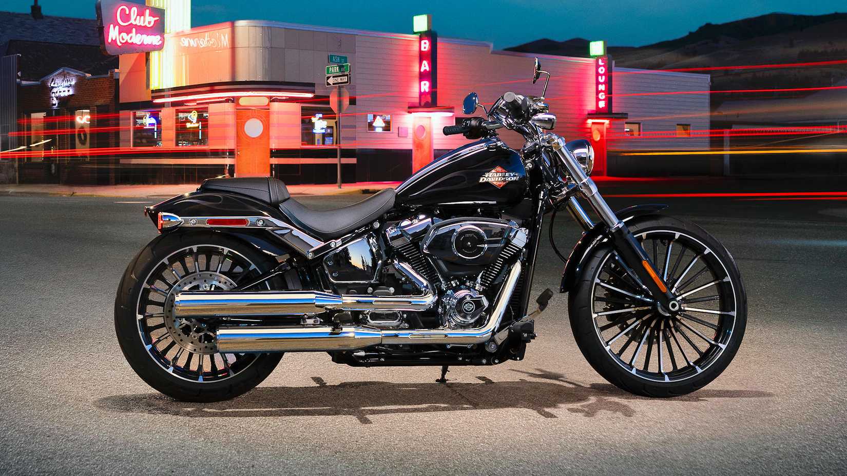 2025 Harley-Davidson Breakout static profile shot