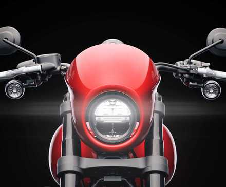 Detalhe de close-up do farol Low Rider S da Harley-Davidson 2025