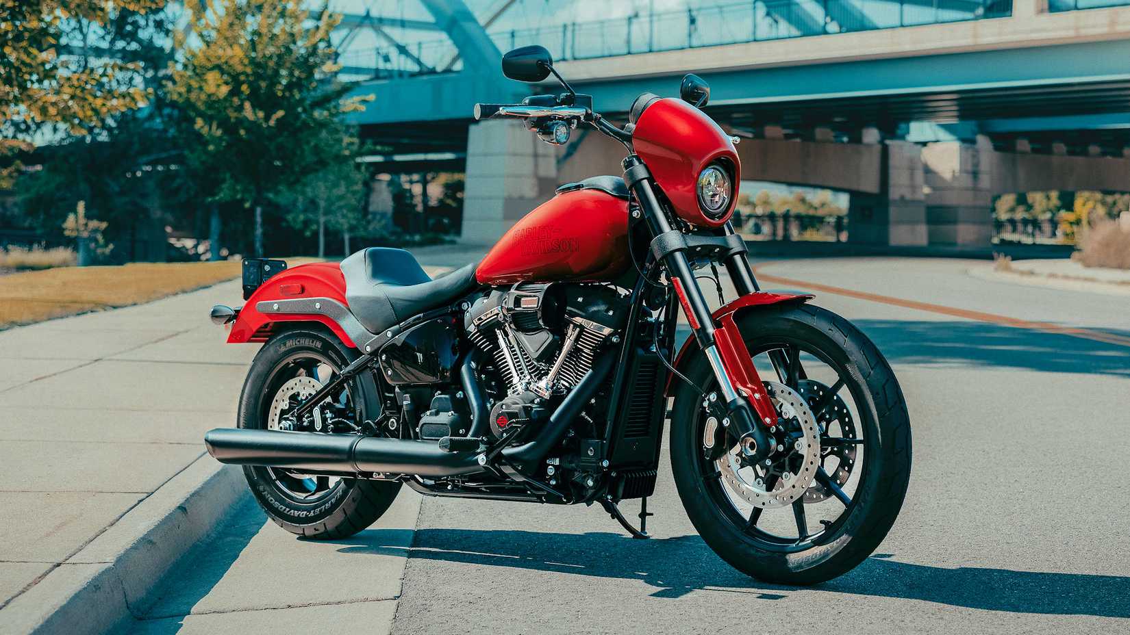 2025 Harley-Davidson Low Rider S estacionada na calçada, foto frontal estática