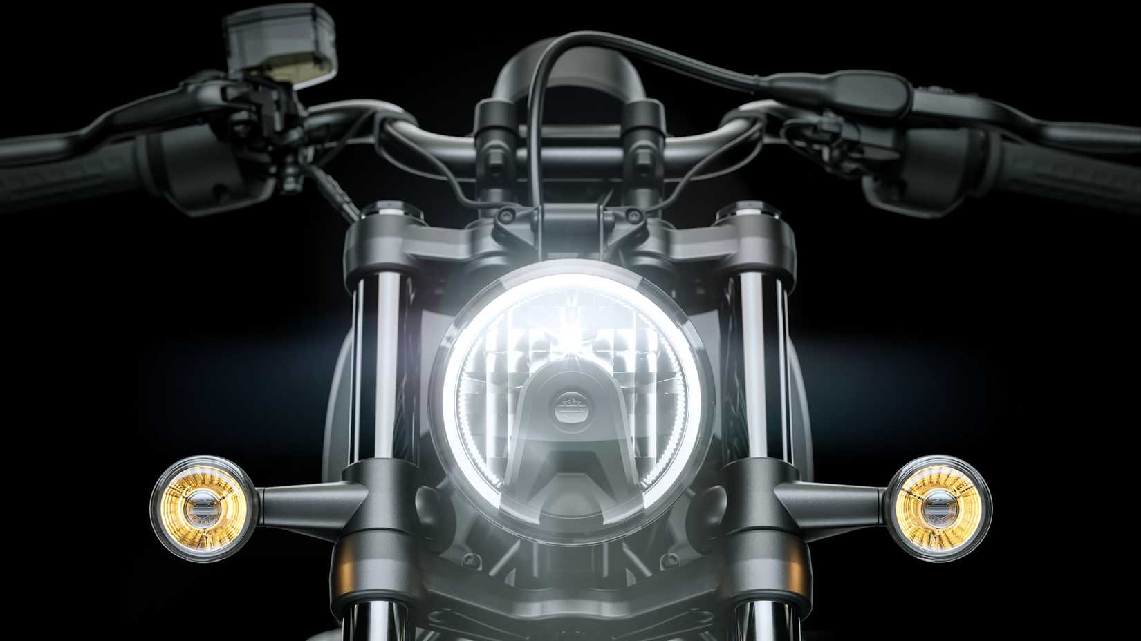 Detalhe de close-up do farol Harley-Davidson Nightster 2025