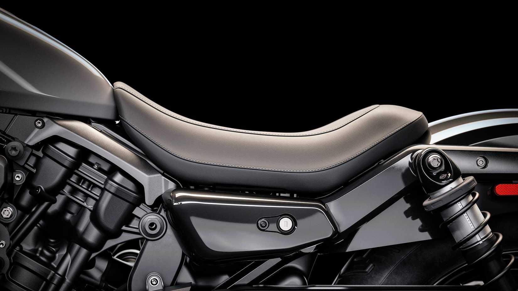 Detalhe de close-up da sela Harley-Davidson Nightster 2025