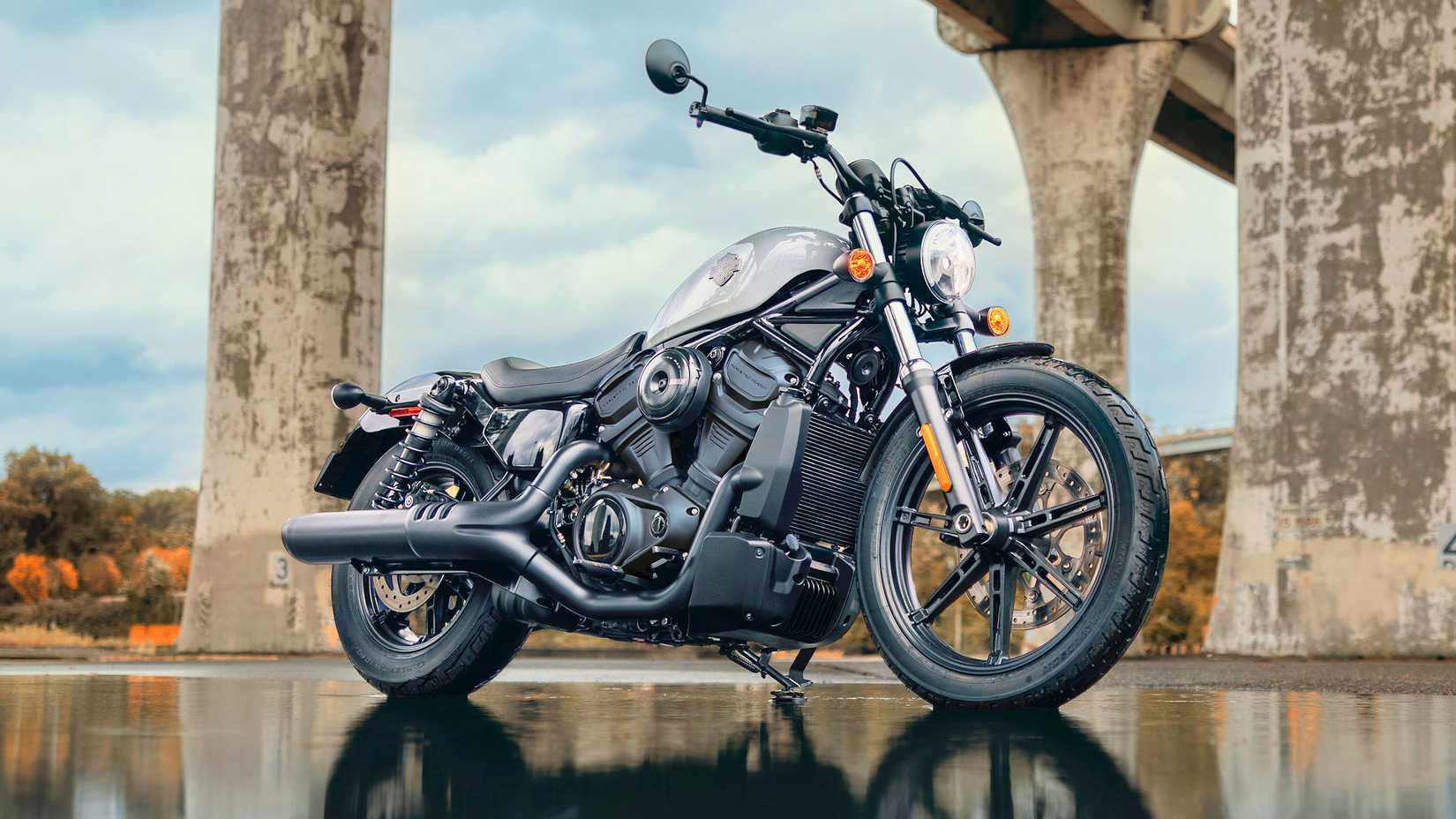 Foto estática do quarto frontal da Harley-Davidson Nightster 2025