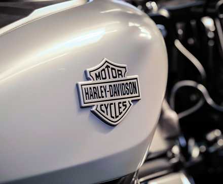 Detalhe do emblema do tanque Harley-Davidson Nightster 2025
