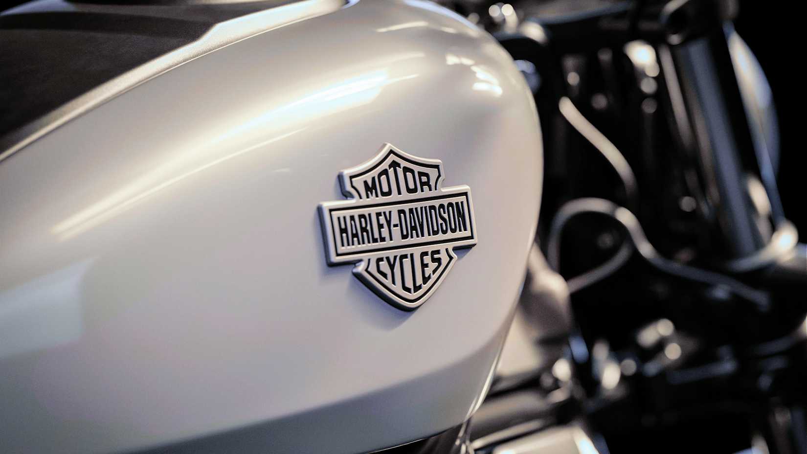 Detalhe do emblema do tanque Harley-Davidson Nightster 2025