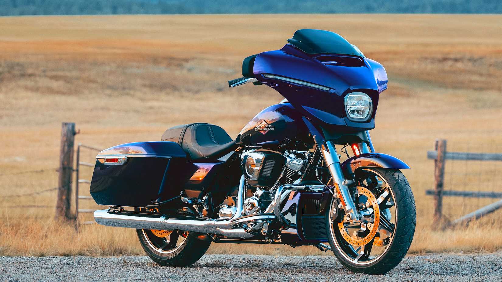 Tiro frontal estático da Harley-Davidson Street Glide azul 2025