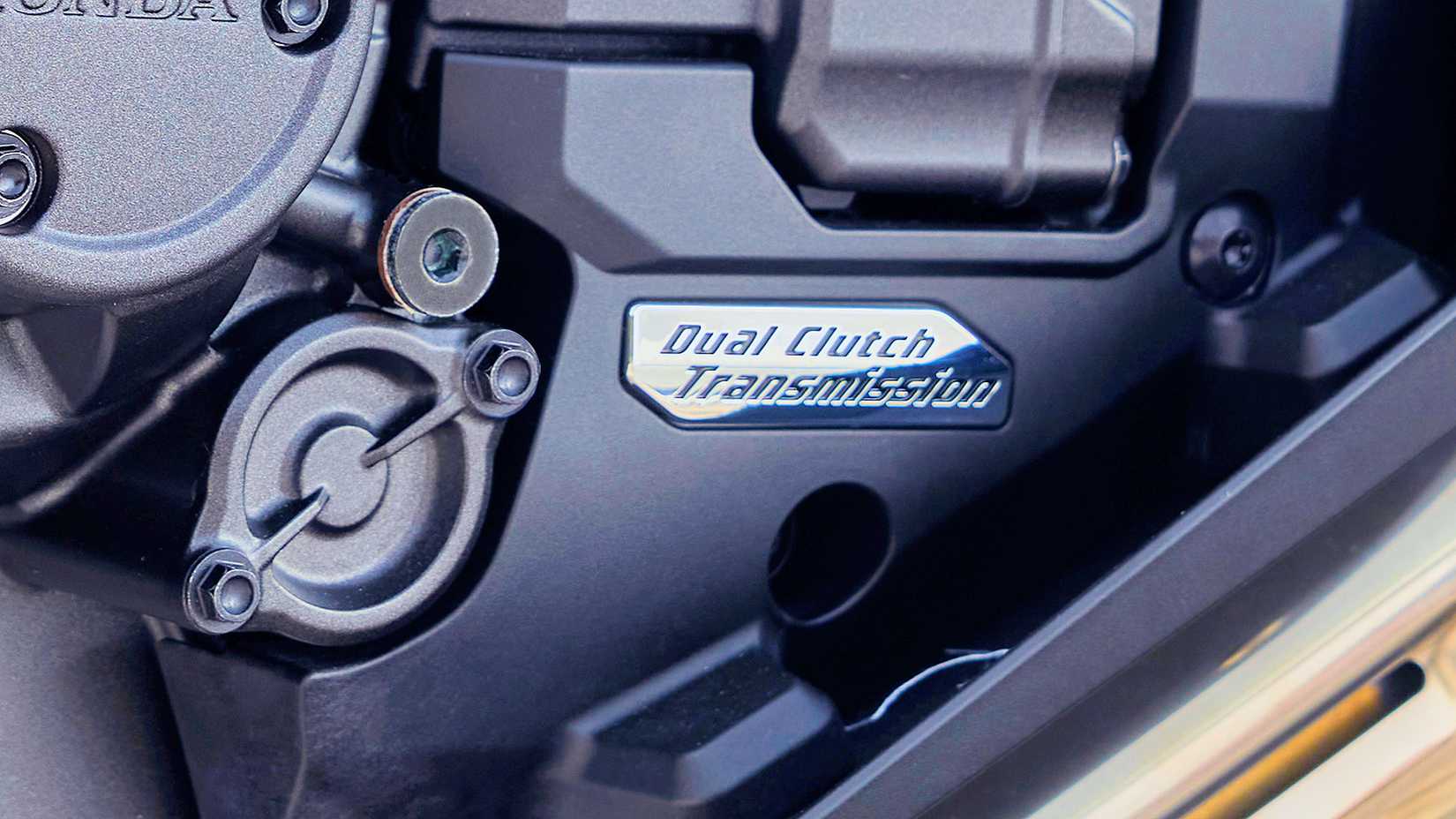 Detalhe em close da transmissão de dupla embreagem Honda NT1100 DCT 2025 - modelo europeu mostrado