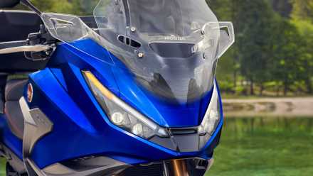 Detalhe de close-up da carenagem azul 2025 Honda NT1100 DCT