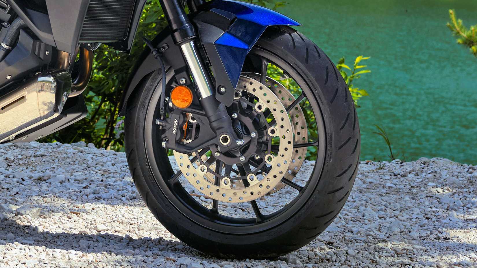 Detalhe da roda dianteira Honda NT1100 DCT 2025 - modelo europeu mostrado