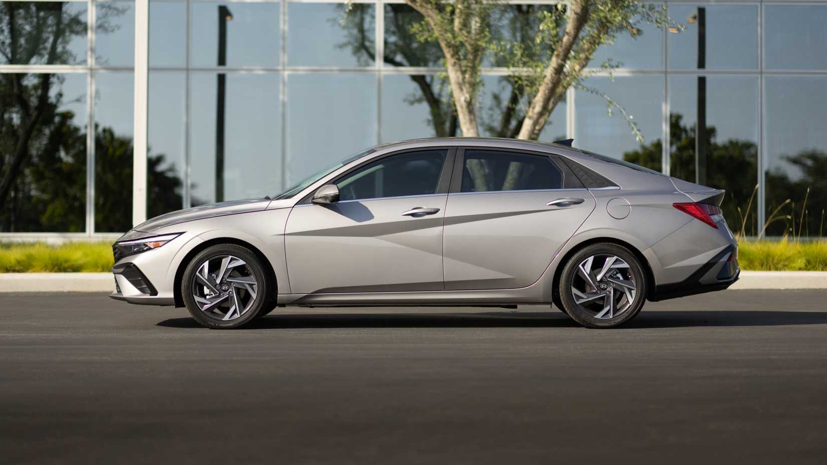 2025 Hyundai Elantra Hybrid Parked Profile 02