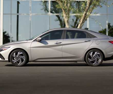 2025 Hyundai Elantra Híbrido Estacionado Perfil 02