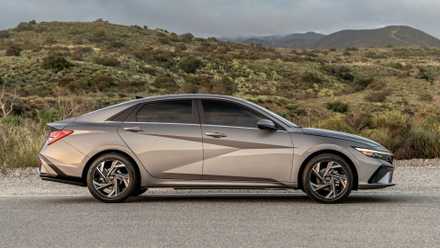 Perfil estacionado híbrido Hyundai Elantra 2025