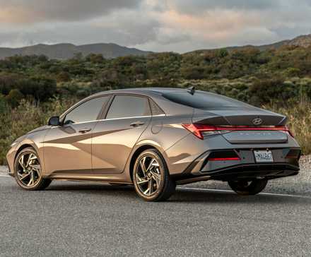 2025 Hyundai Elantra Hybrid estacionado traseiro três quartos